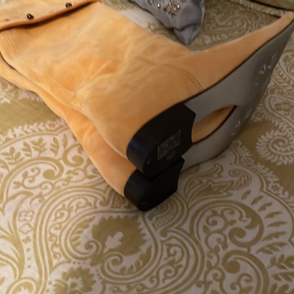Lario Pull On Boots, Designer Made in Italy, Yellow Suede, US Size 5, brand new - Picture 6 of 6